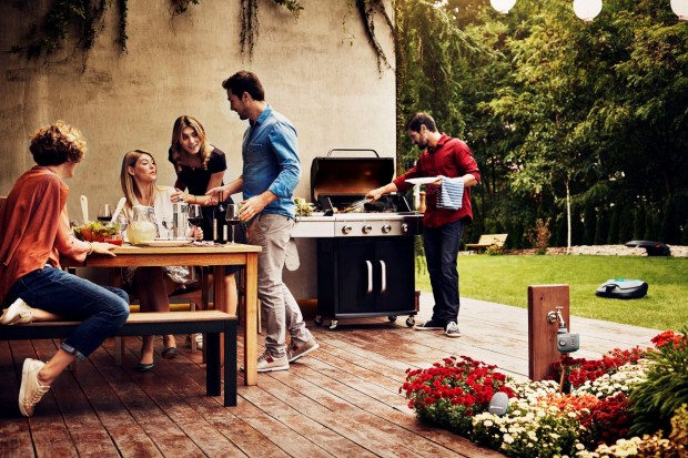 Die Gardena Water Control macht sich gut neben dem schicken Gasgrill. (Foto: Gardena)