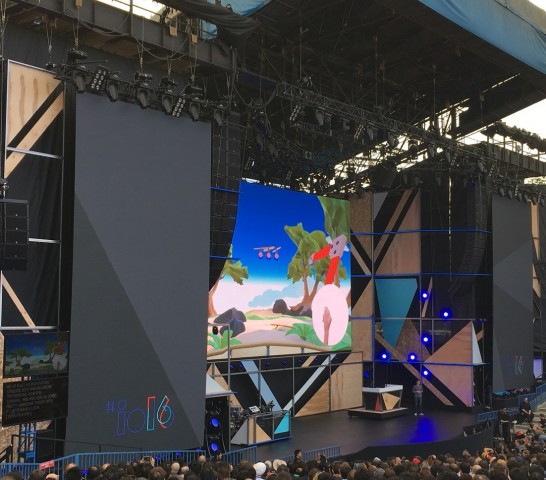 Mit einem Headset und einem Controller können unter anderem Spiele in 3D gespielt werden. (Bild: Tobias Költzsch/Golem.de)