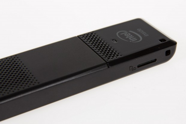 Der Compute Stick hat einen Micro-SD-Karten-Slot. (Foto: Martin Wolf/Golem.de)