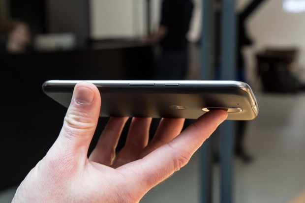 Lenovos Moto G4 hat die Tasten am Rand. (Bild: Martin Wolf/Golem.de)