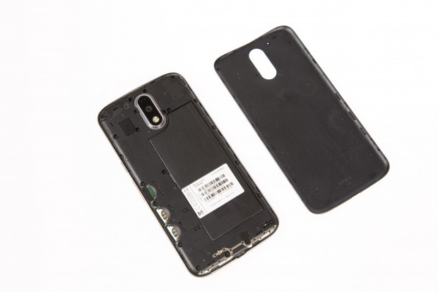 Der R&uuml;ckdeckel ist abnehmbar, der Akku aber nicht tauschbar. (Bild: Martin Wolf/Golem.de)