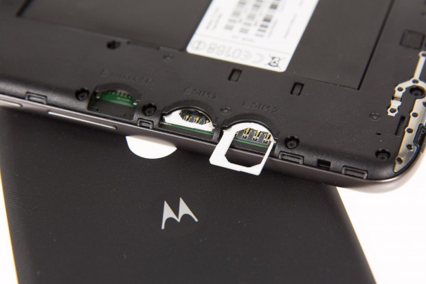 Zwei Adapter f&uuml;r Nano-SIM-Karten werden mitgeliefert. (Bild: Martin Wolf/Golem.de)