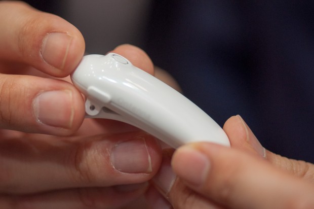 Eine Halteklammer fixiert Ontenna. (Foto: Andreas Sebayang/Golem.de)