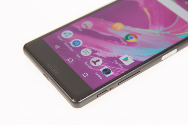 Die Lautst&auml;rketasten am Xperia X sind einh&auml;ndig nur schwer erreichbar. (Bild: Martin Wolf/Golem.de)