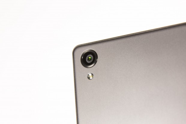 Auf der R&uuml;ckseite hat das Xperia X eine 23-Megapixel-Kamera. (Bild: Martin Wolf/Golem.de)