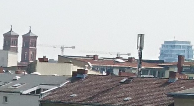 Das mit der Xperia-X-Kamera aufgenommene Foto l&auml;sst einen zweiten Kran erkennen. (Bild: Ingo Pakalski/Golem.de)