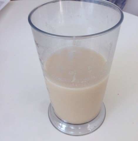 Eine mit Wasser anger&uuml;hrte Portion Soylent (Bild: Juliane Leopold)