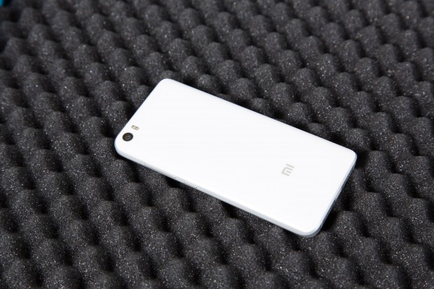 Auf der R&uuml;ckseite ist eine 16-Megapixel-Kamera eingebaut, die gute Fotos macht. (Bild: Martin Wolf/Golem.de)