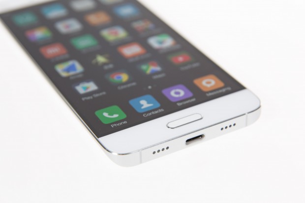 Geladen wird das Mi5 &uuml;ber einen USB-Typ-C-Stecker. (Bild: Martin Wolf/Golem.de)