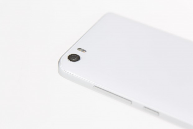 Die R&uuml;ckseite ist zum Rand hin abgeflacht. (Bild: Martin Wolf/Golem.de)