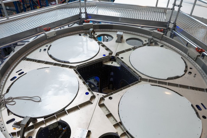 ... und auf den Deckel. Der Durchmesser betr&auml;gt 4 Meter. (Foto: Werner Pluta/Golem.de)