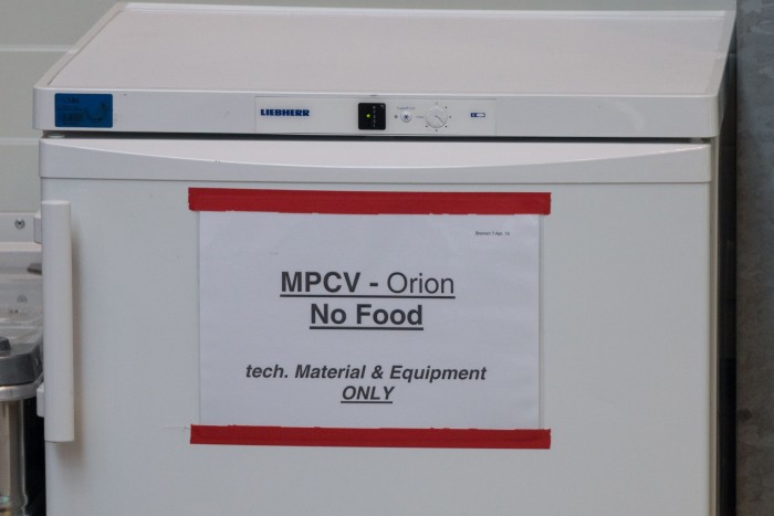 Ein eigener K&uuml;hlschrank f&uuml;r Teile des Moduls. (Foto: Werner Pluta/Golem.de)