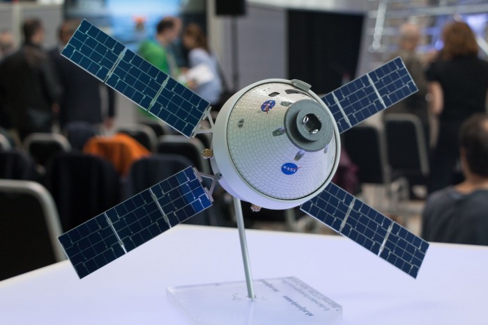 ... und Versorgungsmodul: Es enth&auml;lt Lebenserhaltungssysteme. Die Solarmodule liefern Strom. (Foto: Werner Pluta/Golem.de)
