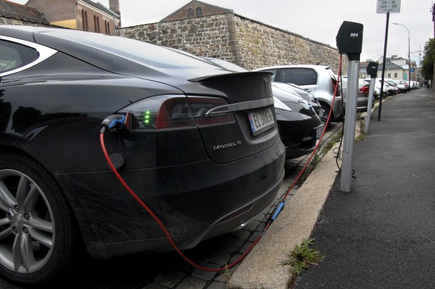 Elektroautos werden auf öffentlichen Parkplätzen im Zentrum von Oslo geladen. (Pierre-Henry Deshayes/AFP/Getty Images)