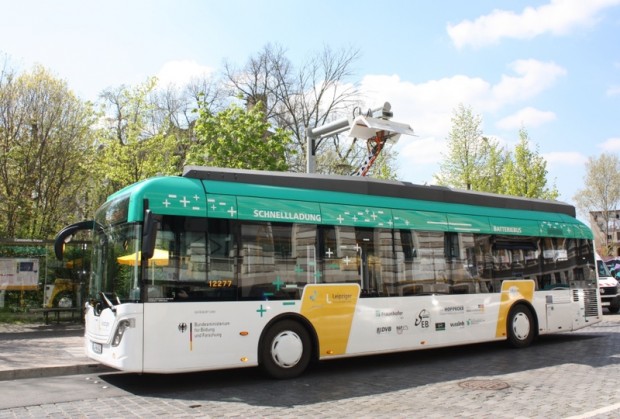 Der E-Bus Batterfly bedient seit Mai 2016 die Linie 89 im Leipziger Süden, die recht kleine Akkukapazität von 86 kWh wird durch Nachladen alle 22 km kompensiert - gut zu sehen das Nachladen per Pantograf. (Bild: SAENA)