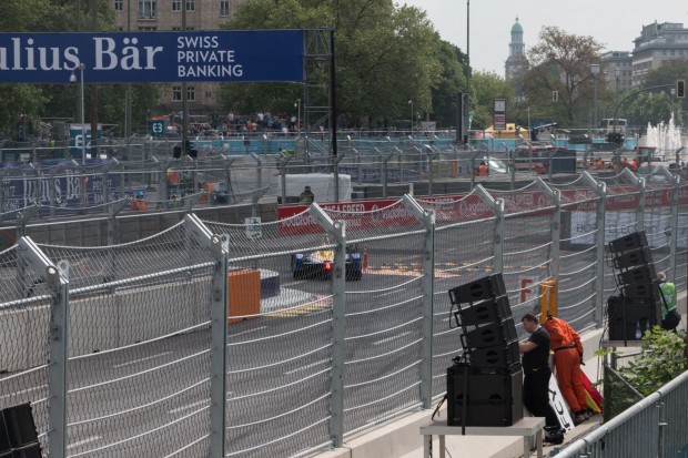 Dort, wo sich sonst der Verkehr w&auml;lzt, rasten die Elektroboliden mit &uuml;ber 200 km/h. (Foto: Werner Pluta/Golem.de)