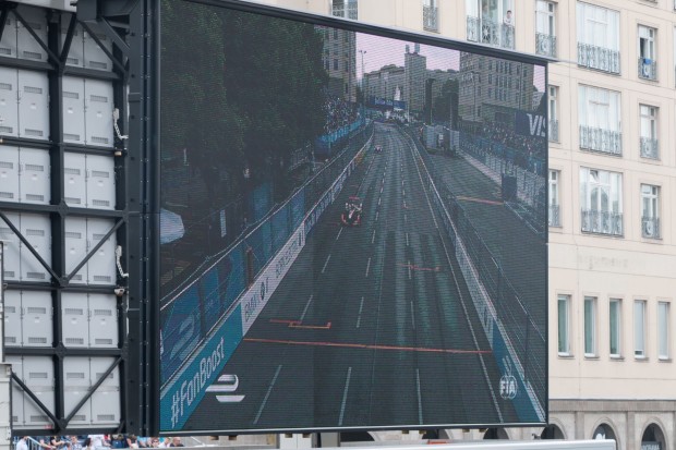 Um den &Uuml;berblick &uuml;ber das Geschehen zu behalten, gab es Videoscreens. (Foto: Werner Pluta/Golem.de)
