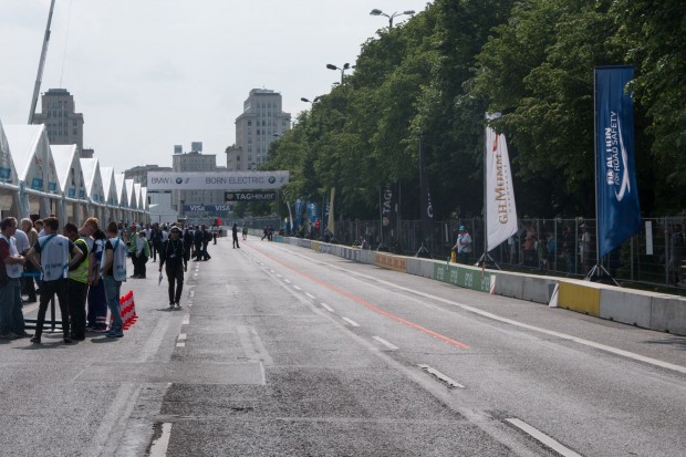 Die Zuschauer kamen nahe an die Strecke und konnten sogar einen Blick in die Boxen werfen ...  (Foto: Werner Pluta/Golem.de)