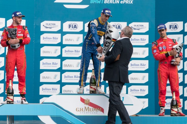 Auf dem Podium: Daniel Abt, S&eacute;bastien Buemi und Lucas di Grassi (von links). Den Pokal &uuml;berreicht Innensenator Frank Henkel. (Foto: Werner Pluta/Golem.de)