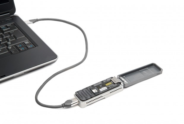 Minion wird an den Computer angeschlossen und darüber auch vernetzt. (Bild: Oxford Nanopore)