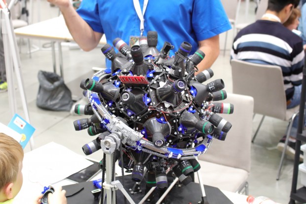 Ein komplexer, selbst gebauter Planetariumsprojektor steht auf der Maker Faire gleichberechtigt ...  (Foto: Alexander Merz/Golem.de)