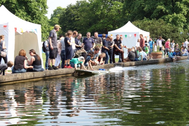 Ein Wakeboard mit selbst gebautem Wasserjet-Antrieb wurde auch live vorgeführt. (Foto: Alexander Merz/Golem.de)