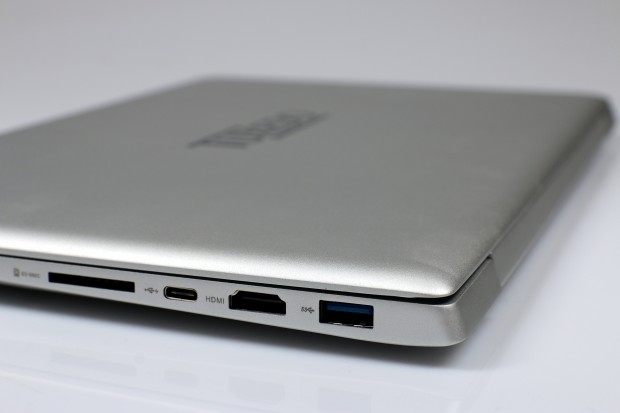 F&uuml;r eine m&ouml;glichst flache Bauweise verzichtet das Infinitybook auf ein optisches Laufwerk sowie einen Ethernet-Anschluss. (Bild: Christoph Langner / Linux User)