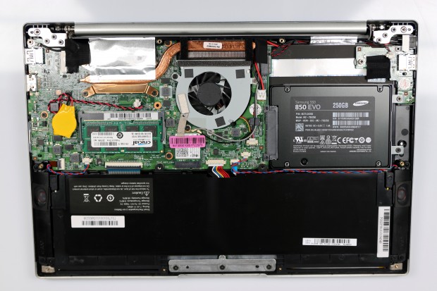 Trotz der kompakten Bauweise l&auml;sst sich das Geh&auml;use des Infinitybook ohne Hindernisse &ouml;ffnen und die Komponenten lassen sich f&uuml;r Reparaturen oder Upgrades austauschen. (Bild: Christoph Langner / Linux User)