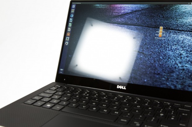 Das Display spiegelt stark. Es gibt auch eine matte Variante, aber nur mit weniger potenter Hardware. (Bild: Martin Wolf/Golem.de)