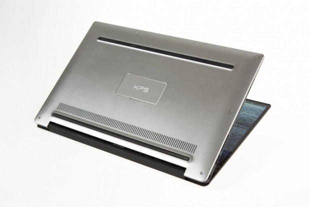 Das Gerät von unten. Die Base ist aus Aluminium gefertigt. (Bild: Martin Wolf/Golem.de)