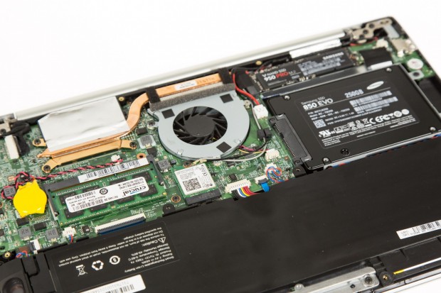 Auch im Inneren gleicht das Gerät der Windows-Version, lediglich der WLAN-Chipsatz wurde ausgetauscht. (Bild: Martin Wolf/Golem.de)