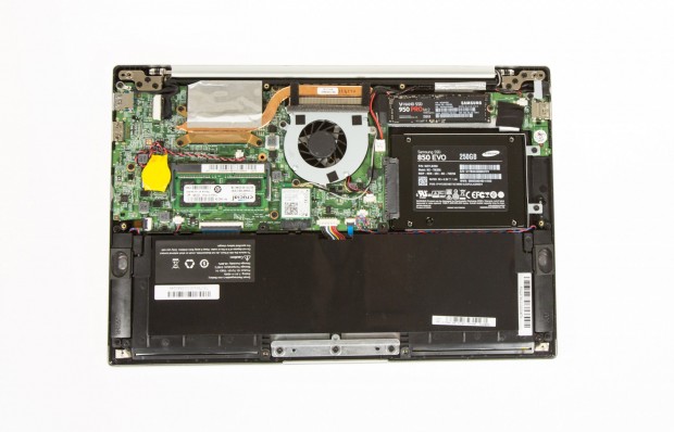 Auch im Inneren gleicht das Gerät der Windows-Version, lediglich der WLAN-Chipsatz wurde ausgetauscht. (Bild: Martin Wolf/Golem.de)