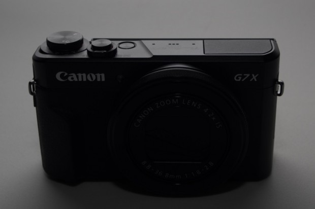 Sachlich und nüchtern - das Gehäuse der Canon Powershot G7 X II (Bild: Andreas Donath)