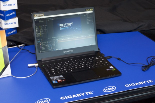 Dass das Notebook ein Spielernotebook ist ... (Foto: Andreas Sebayang/Golem.de)