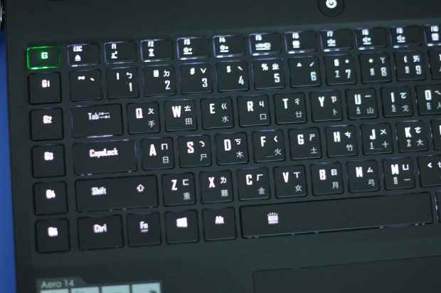 ... erkennt man vor allem an den programmierbaren Macrotasten. Die oberste Taste schaltet zwischen verschiedenen Modi um. (Foto: Andreas Sebayang/Golem.de)