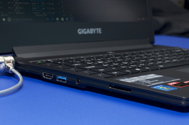 Ein SD-Kartenleser und HDMI ist seitlich verbaut. (Foto: Andreas Sebayang/Golem.de)