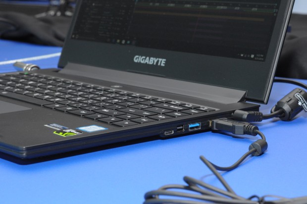 USB-C und Mini-Displayport gibt es auf der anderen Seite. (Foto: Andreas Sebayang/Golem.de)