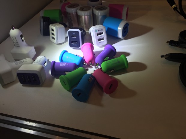 Wer ein Auto hat, findet entsprechende Adapter in vielen Farben. (Foto: Andreas Sebayang/Golem.de)