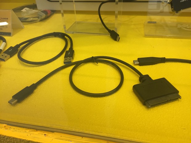 Für das schnelle Anstecken von internen Festplatten gibt es diesen USB-Adapter. (Foto: Andreas Sebayang/Golem.de)