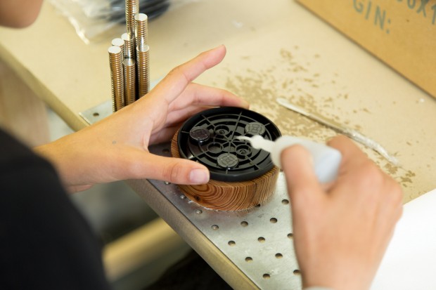 Die Wandhalterung hält den Nuimo mit Magneten, die ebenfalls in der Werkstatt eingeklebt werden. (Bild: Martin Wolf/Golem.de)