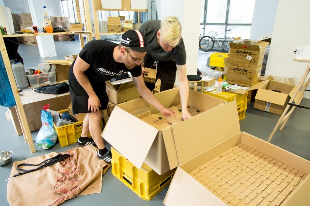 Produktionsleiter Felix Christmann und ein Kollege beim Einpacken der fertigen Nuimos (Bild: Martin Wolf/Golem.de)