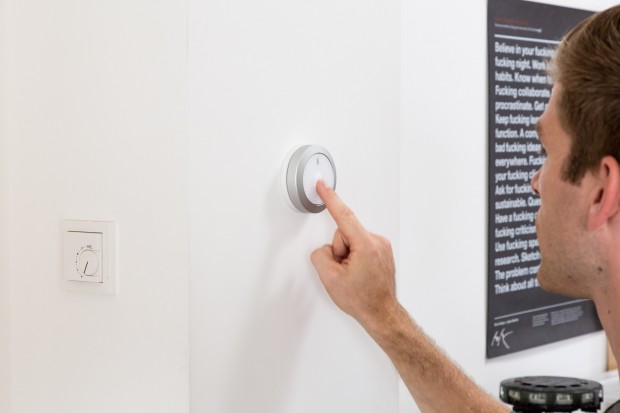 CEO Tobias Eichenwald mit einem an der Wand montierten Nuimo (Bild: Martin Wolf/Golem.de)