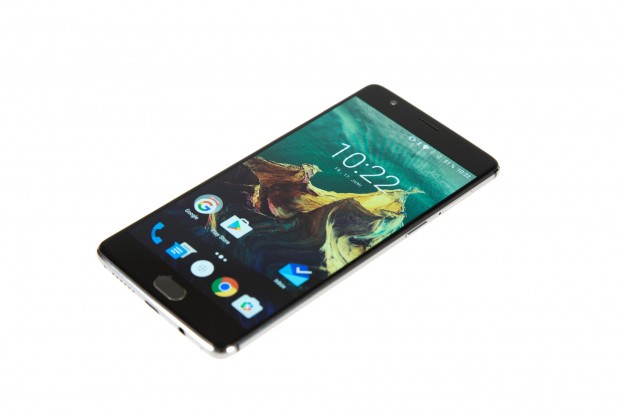 Das Oneplus Three hat einen 5,5 Zoll großen Bildschirm, der mit 1.920 x 1.080 Pixeln auflöst. (Bild: Tobias Költzsch/Golem.de)