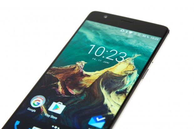 Das OLED-Display ist mit fast 390 cd/qm sehr hell. (Bild: Tobias Költzsch/Golem.de)