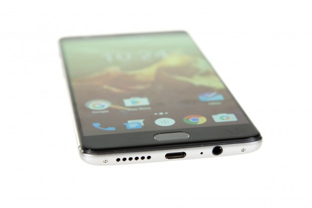 Geladen wird das Three über einen USB-C-Stecker. (Bild: Tobias Költzsch/Golem.de)