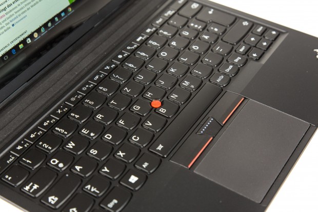 Auch ein Trackpoint samt Maustasten ist auf der Tastatur verbaut. (Bild: Martin Wolf/Golem.de)