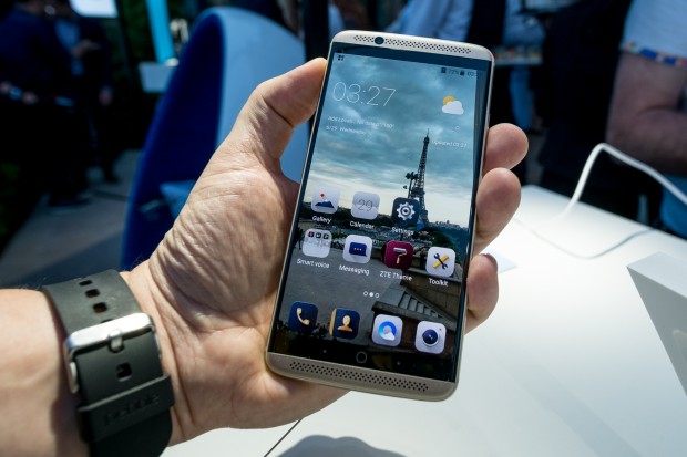 Dank der rückseitigen Rundung liegt das Axon 7 sehr gut in der Hand. (Bild: Tobias Költzsch/Golem.de)