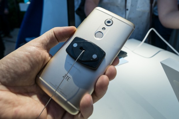 Die Kamera hat 20 Megapixel, der Fingerabdrucksensor ist mit dem Finger gut zu erfühlen. (Bild: Tobias Költzsch/Golem.de)