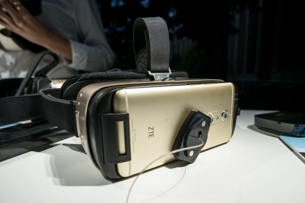 Für das Axon 7 wird es ein VR-Headset geben, dass auf dem Prinzip der Gear VR von Samsung beruht. (Bild: Tobias Költzsch/Golem.de)