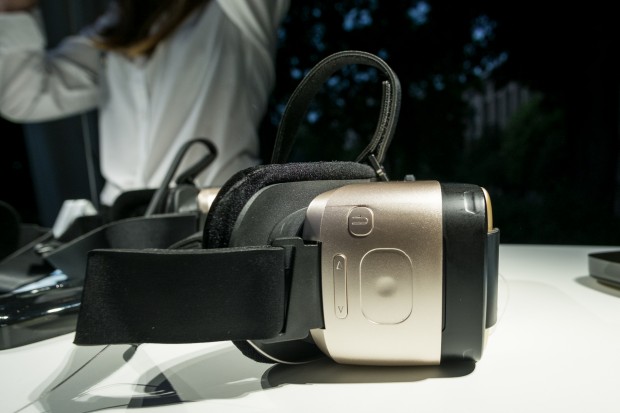 Das Smartphone wird vorne eingesteckt und ist dank einer USB-Verbindung über seitliche Schaltflächen bedienbar. (Bild: Tobias Költzsch/Golem.de)